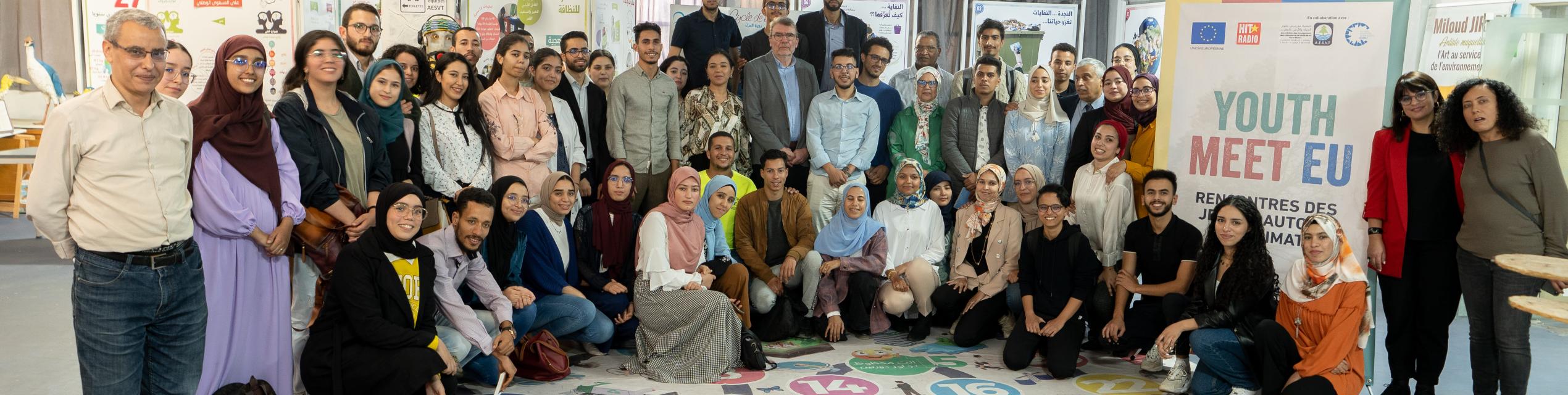 Photo avec un groupe de jeunes dans une salle en intérieur 