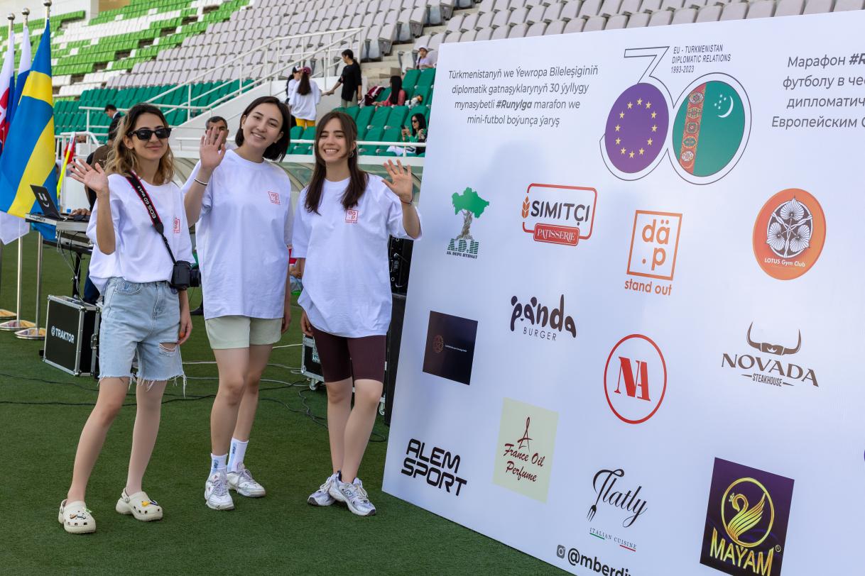 Group photo of participants of the marathon with sponsors of the event