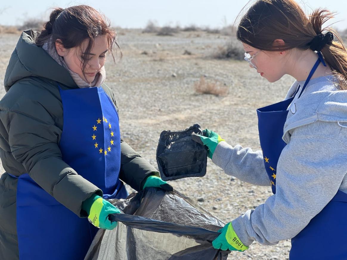 Volunteers collecting waste at Geokdepe Lake