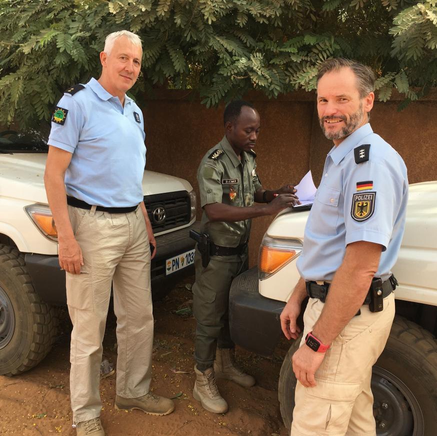 Alexander BRAKER with the commander of the CMCF2, cpt. HARO