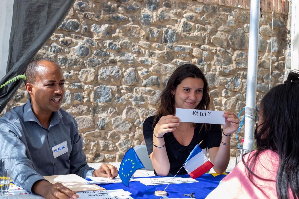 Animateurs at the 'italian' table of the speakdate.