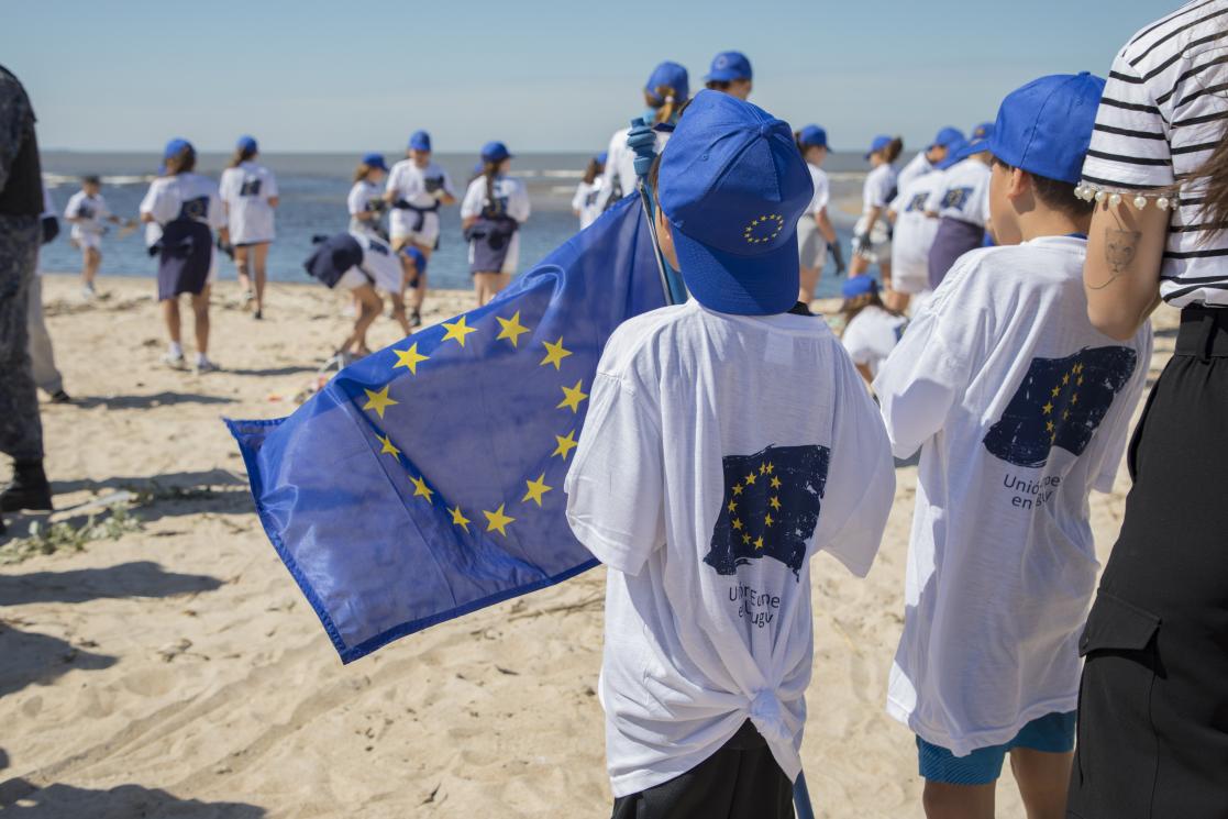 kids  with EU Flag 