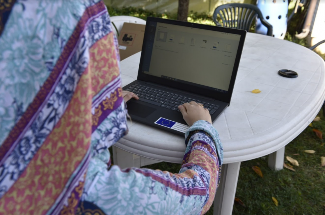 Woman working in a laptop