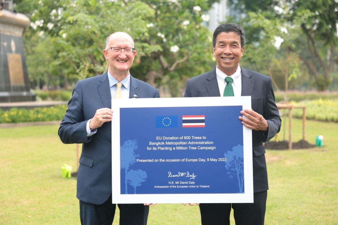 EU Ambassador H.E. Mr David Daly with Bangkok Governor Mr Chatchart