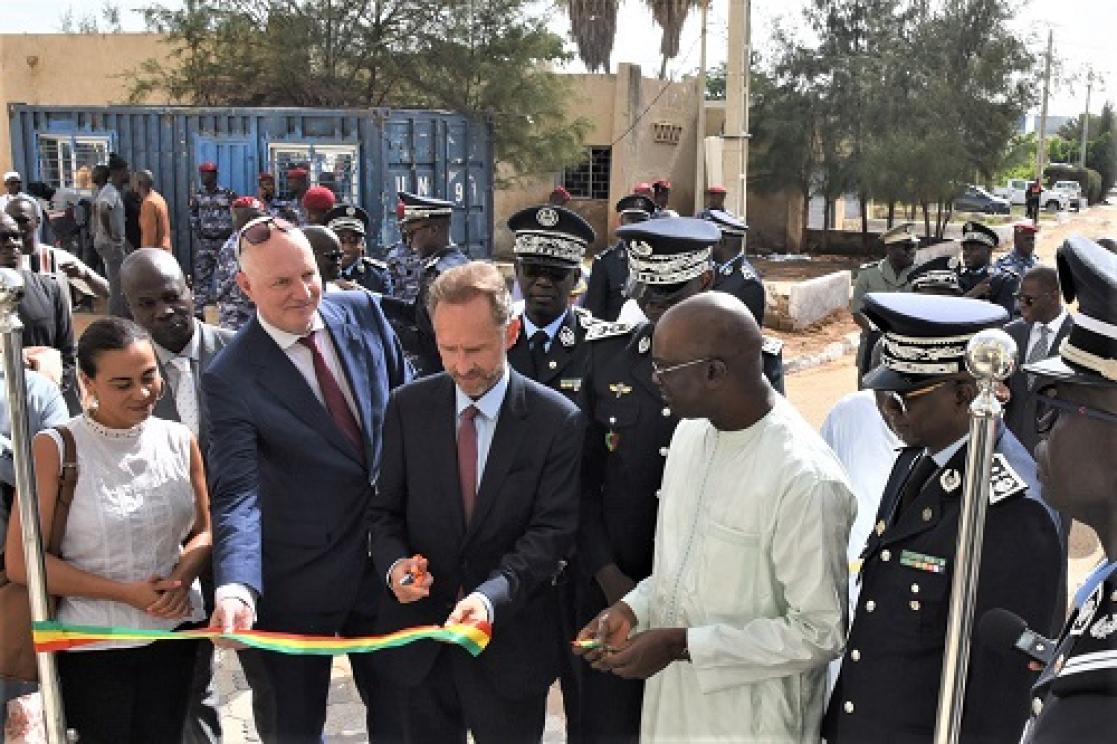 Coupure du ruban par l'ambassadeur Jean-Marc Pisani