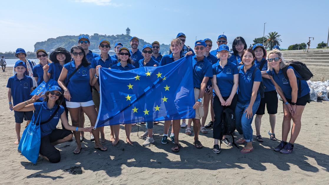 EUDELJP-Delegation group photo at Beach cleaning in Enoshima