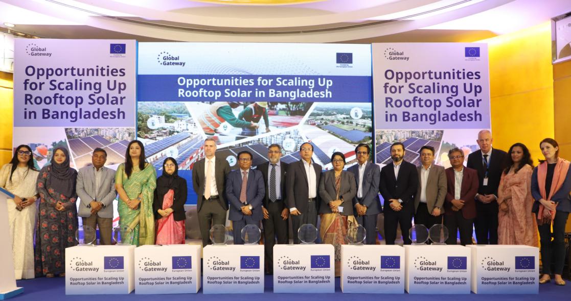 Group photo having Mr. Habibur Rahman BPAA, Senior Secretary, Power Division as Chief Guest, Ms. Munira Sultana, Chair, SREDA as Special Guest, Dr. Bernd Spanier, Charge d Affairs, EU Delegation; Panel members and EU delegates at the event on “Opportunities for Scaling Up Rooftop Solar in Bangladesh”, March 10, 2024; Westin, Dhaka