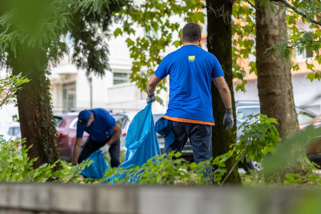 A mand holding a bag during the EU Beach Clean up Day