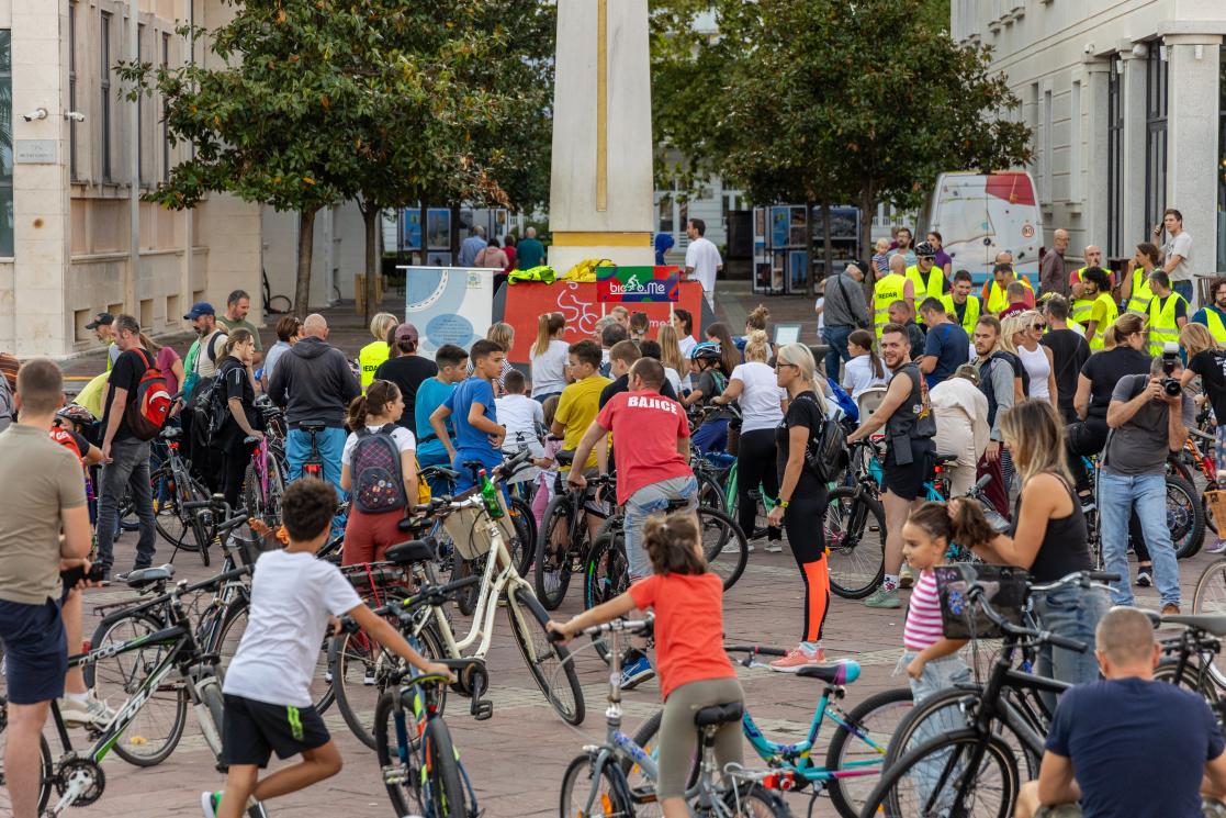 Group of people on bikes 