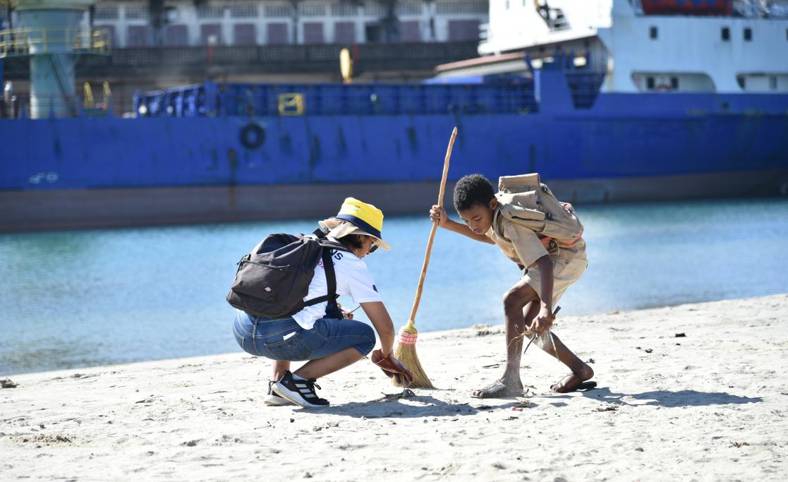 Deux personnes nettoyant la plage