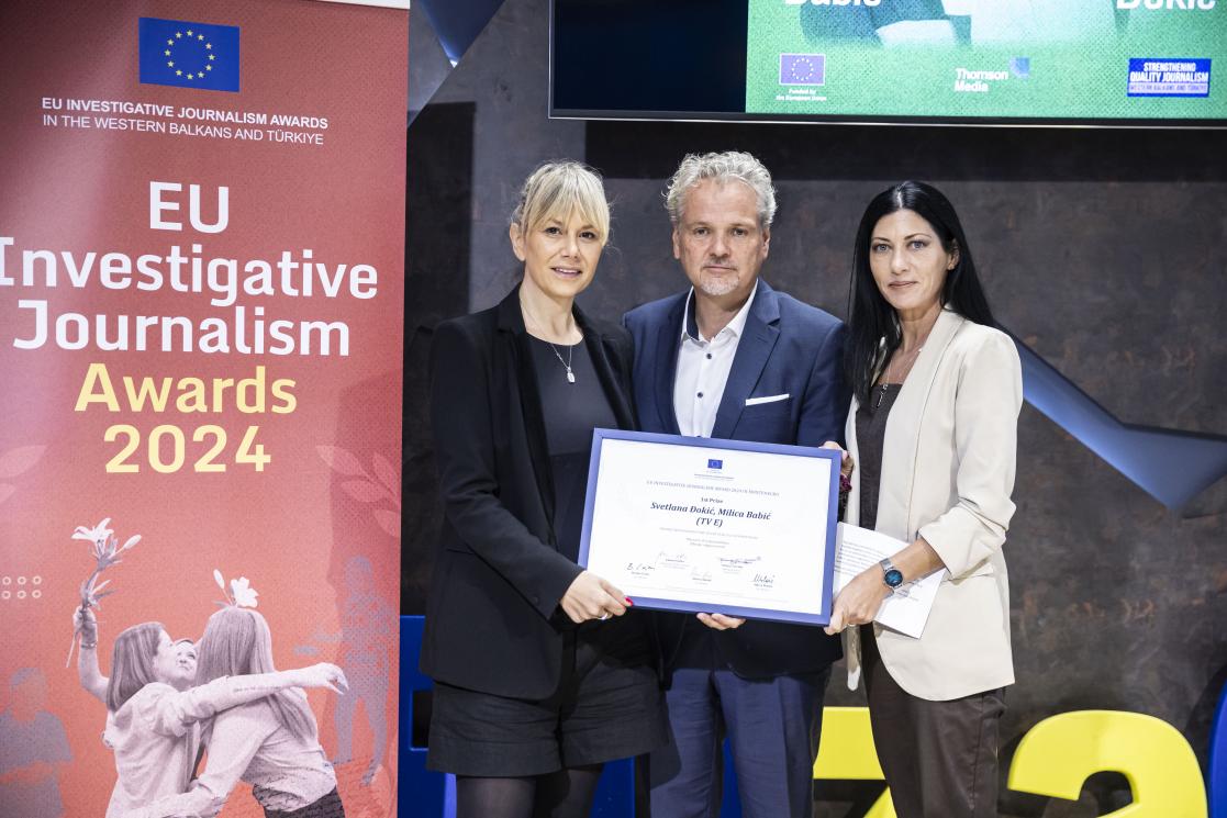 Ambassador Sattler, Svetlana Đokić and Milica Babić holdind certificate