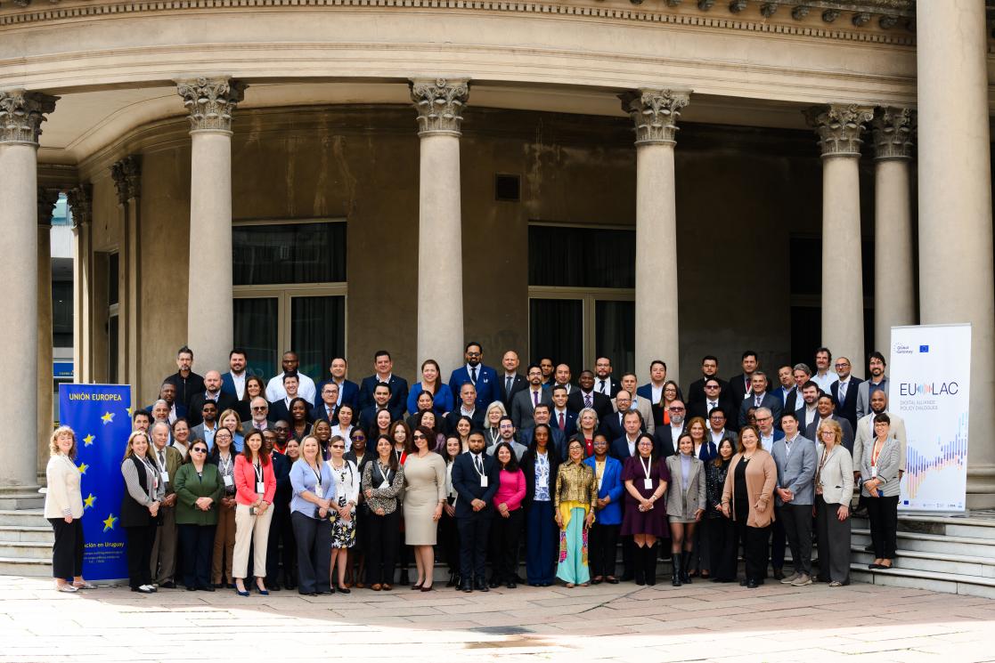 Familiy photo of dozens of people EU LAC Digital Alliance meeting.