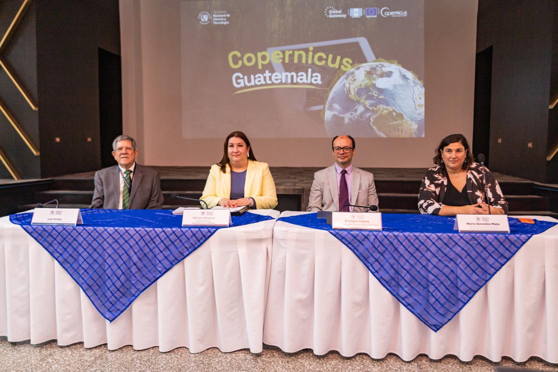 Foto de mesa principal con autoridades de Gobierno, UE y Copernicus