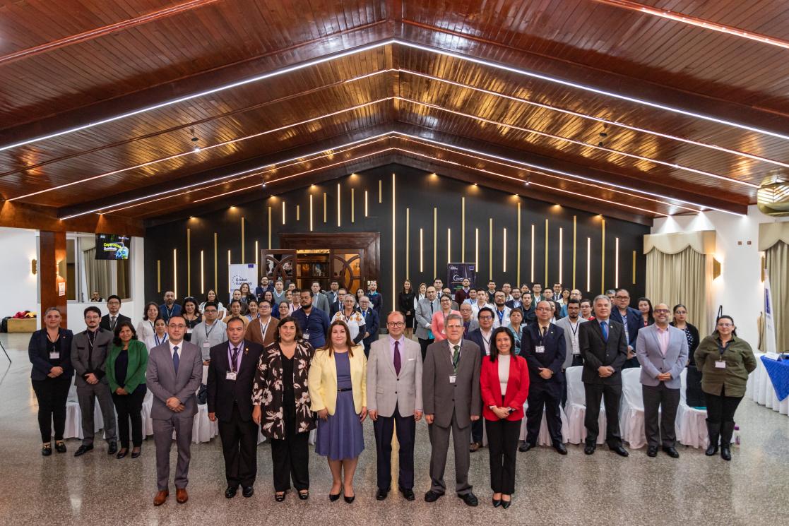 Fotografía de autoridades y participantes en inauguración de talleres Copernicus en Guatemala