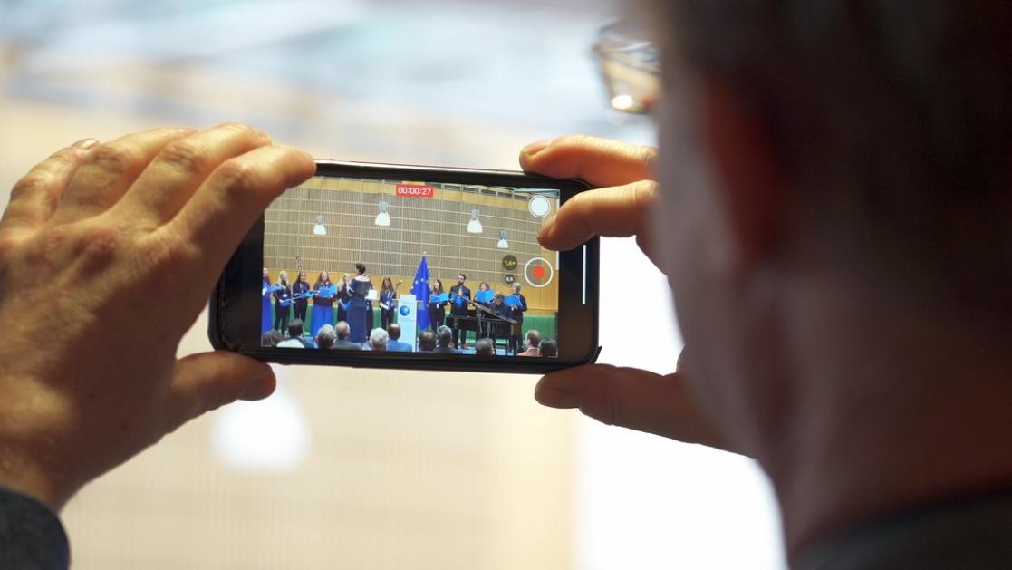 Mobile phone screen of a choir.