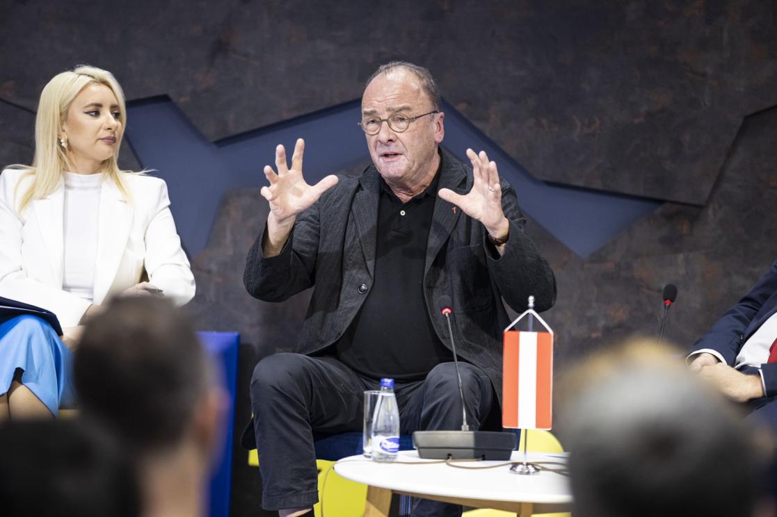 Robert Menasse sitting and speaking