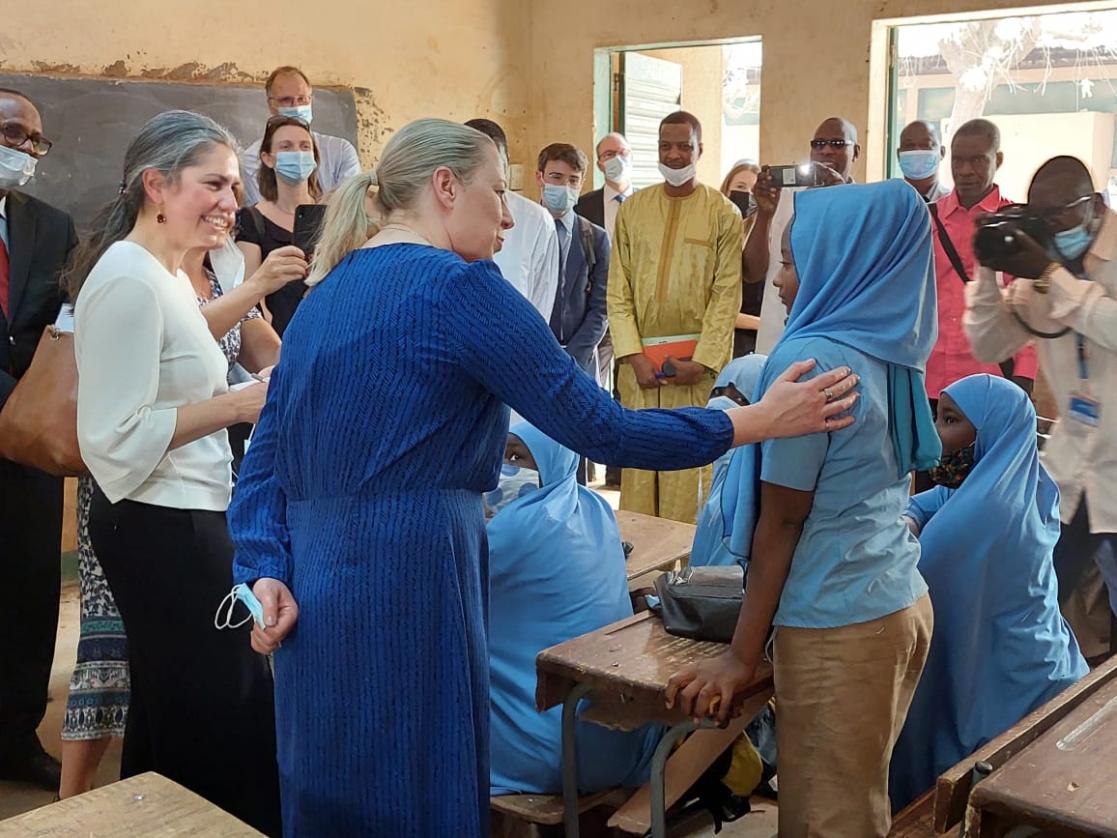 Jutta Urpilainen, au centre, lors d'une visite à un collège d'enseignement général (CEG 3), à Niamey. 