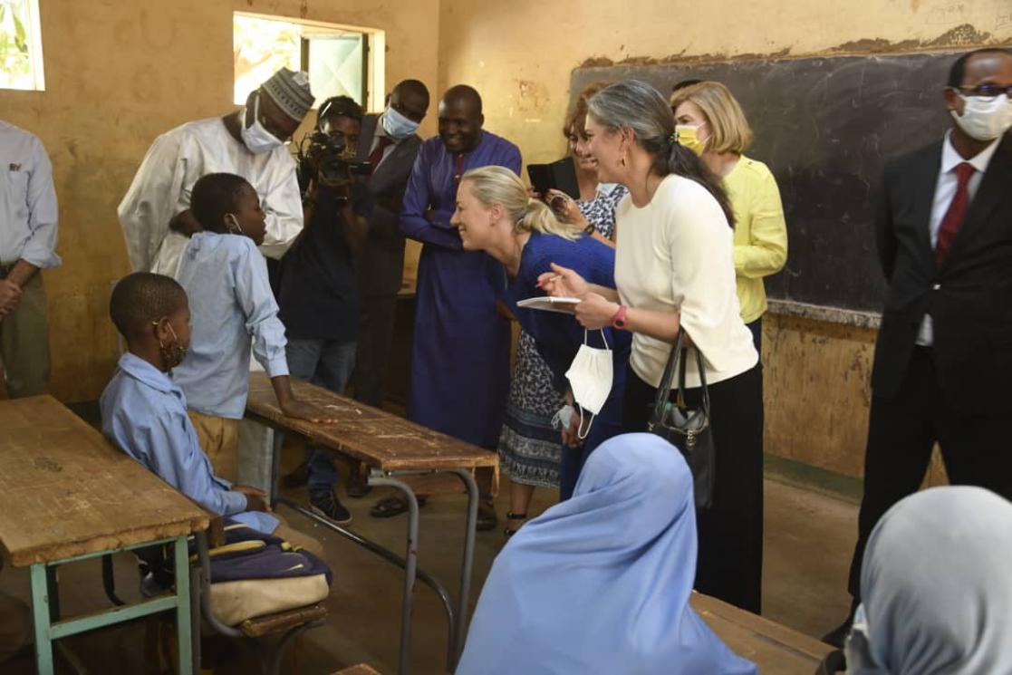 utta Urpilainen, au centre, lors d'une visite à un collège d'enseignement général (CEG 3), à Niamey. 