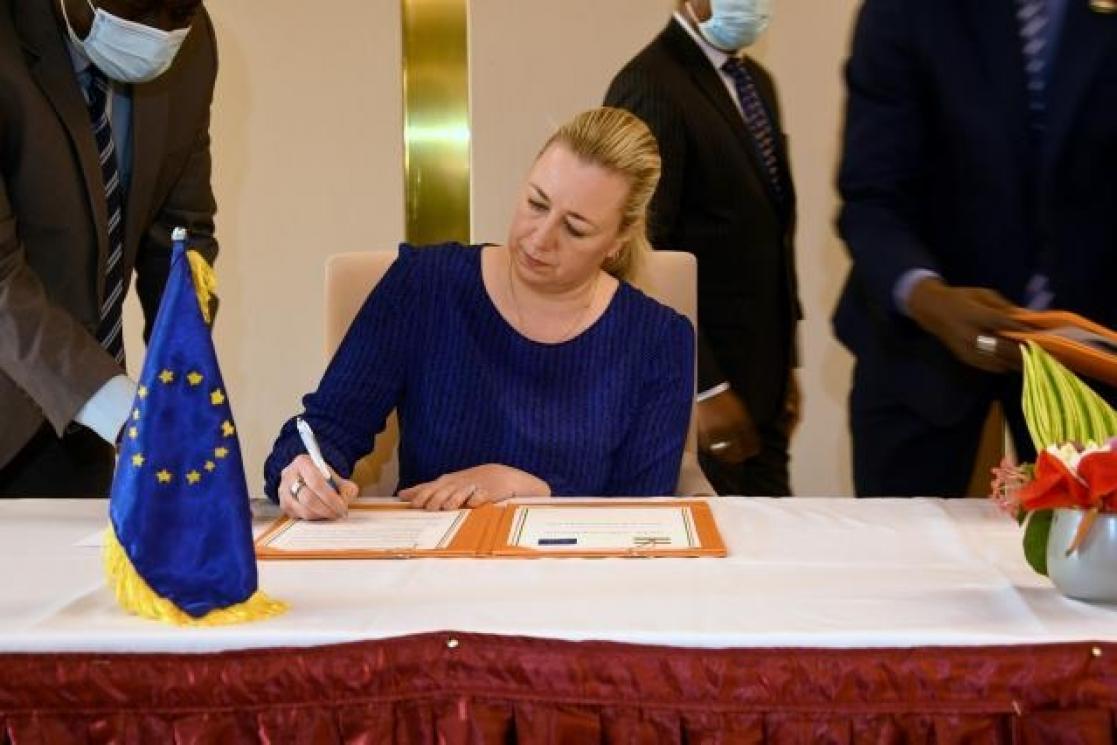 Jutta Urpilainen signing an agreement about Security and Education in Niamey.