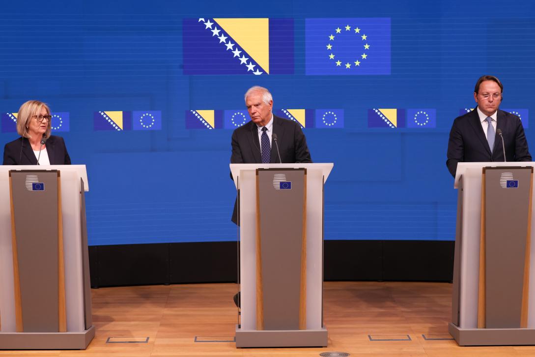 From left to right: Borjana KRIŠTO (Chairwoman of the Council of Ministers of Bosnia and Herzegovina), Josep BORRELL FONTELLES (High Representative of the EU for Foreign Affairs and Security Policy), Olivér VÁRHELYI (European Commissioner for Neighbourhood and Enlargement)