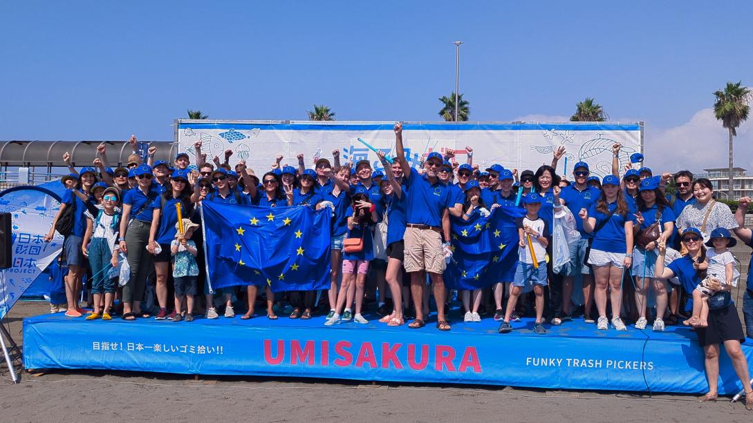 EUDELJP-Beach cleaning group photo