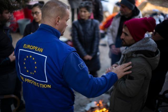 A member of the EU Civil Protection Team in Kahramanmaraş with a person affected by the earthquake