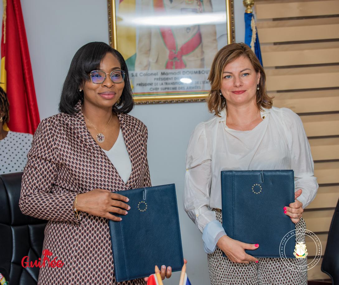 Rose Pola Pricemou, Ministre du Plan et de la Coopération, et Jolita Pons, Ambassadeur de l'Union européenne en Guinée, signent la convention sur l'entreprenariat des femmes