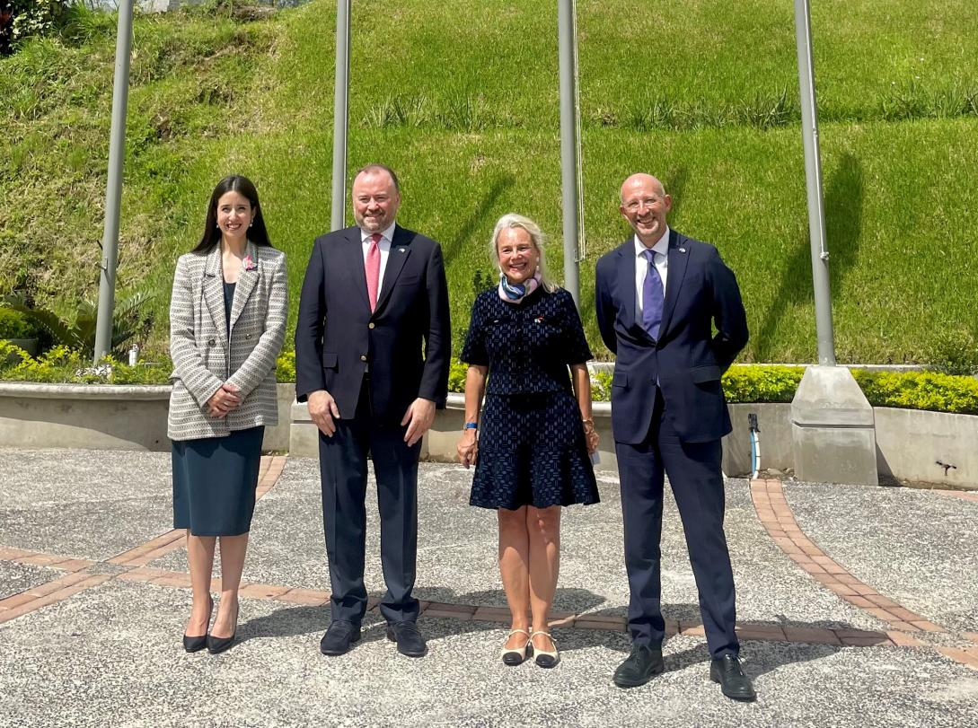 Ceremonia de Izamiento de las Banderas de la Unión Europea y Francia