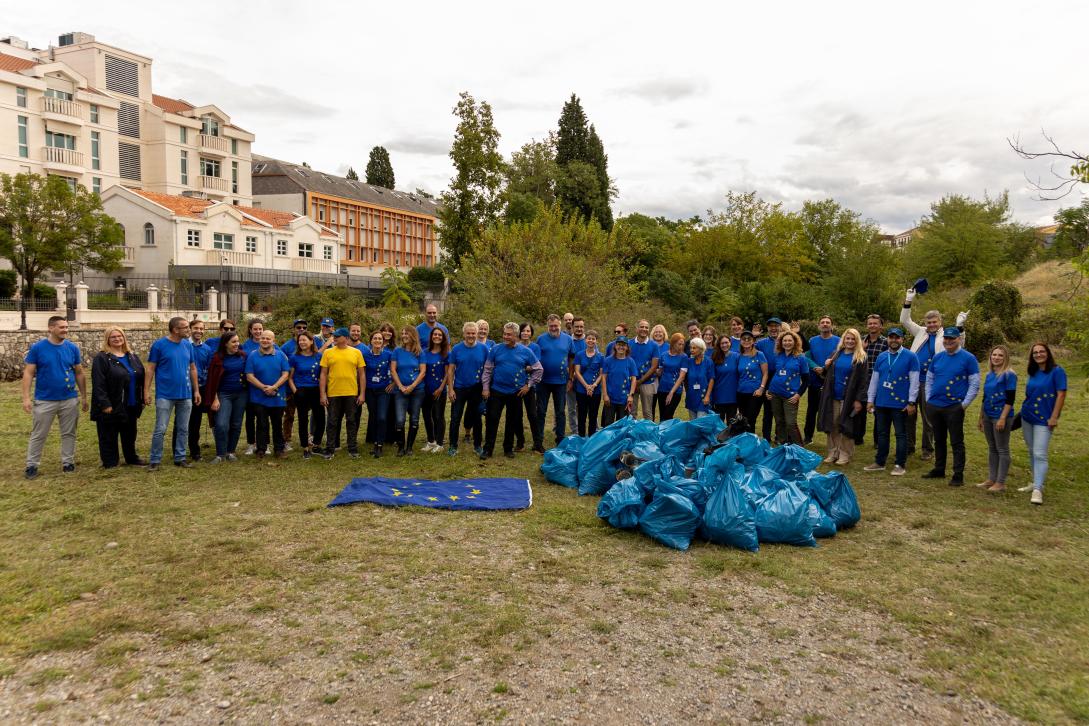 Group photo of the members of the Delegation of the EU to MNE during the EU Beach Clean Up Day