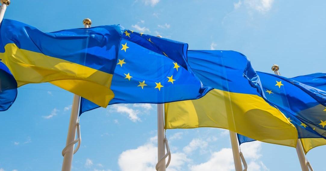 picture of EU and Ukrainian flags