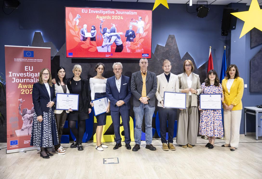 Ambassador Sattler standing with winners of the EU Investigative Journalism Awards