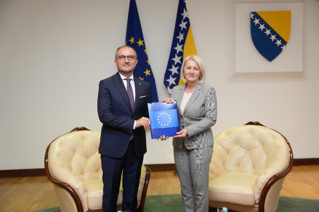 Ambassador Soreca presents the European Commission Report on BiH to Chairwoman Kr