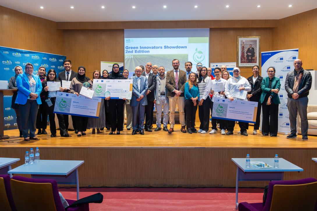 photo de groupe avec les gagnants de la 2ème édition des Green Innovators