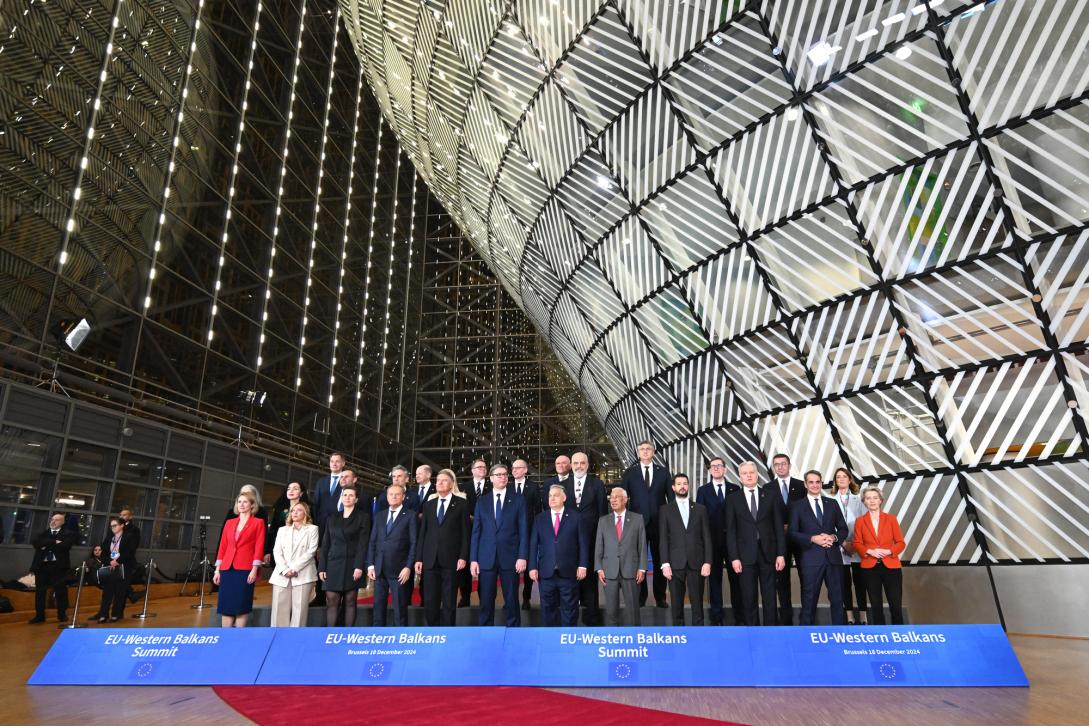 Group photo of political leaders in Brussels interior. 