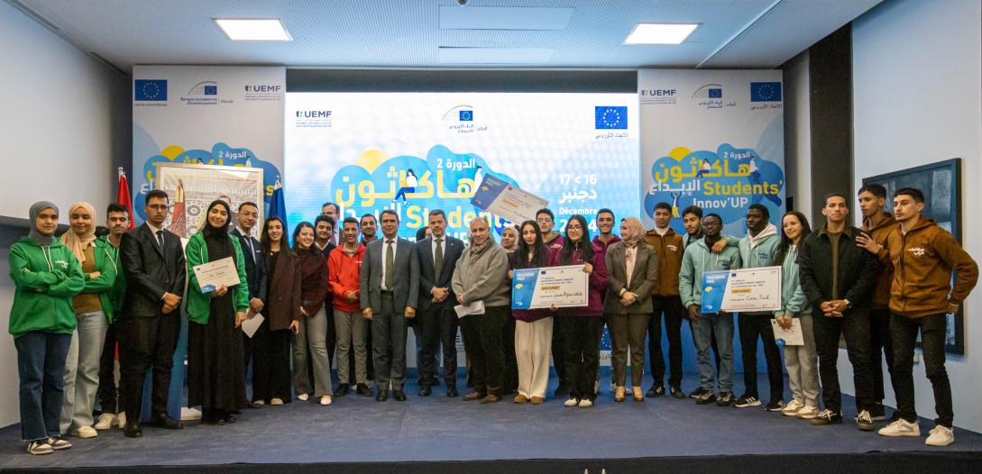 photo de groupe remise des prix aux gagnants de la 2ème édition du hackathon Students Innov Up