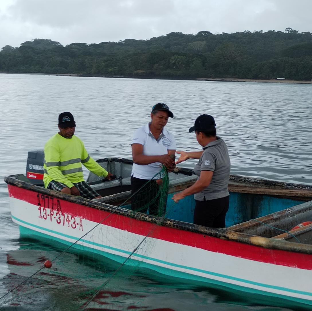 Pescadoras en Isla Leones