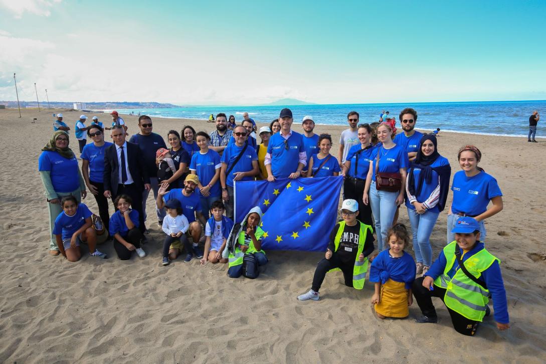 L'équipe de la DUE à la plage de Zeralda