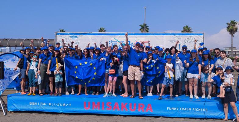 EUDELJP-Beach cleaning group photo