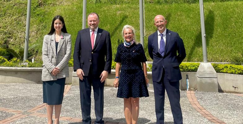 Ceremonia de Izamiento de las Banderas de la Unión Europea y Francia