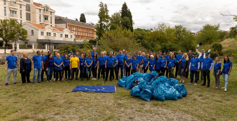 Group photo of the members of the Delegation of the EU to MNE during the EU Beach Clean Up Day